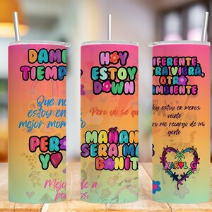 K&ouml;nnte beinhalten: Drei bunte Edelstahlbecher mit motivierenden Zitaten auf Spanisch. Die Becher haben einen Regenbogen-Verlaufshintergrund mit Comiczeichnungen und Herzen. Der Text auf den Bechern lautet "Dami Tiempo", "Hoy Estoy Down Pero Yo Se Que Manana Sera Mi Dia Bonito" und "Diferente Traivibra Otra Ambiente".