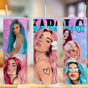 K&ouml;nnte beinhalten: Ein rosa-blauer Glitzerbecher mit einem Portr&auml;t einer Frau mit rosa Haaren und einem wei&szlig;en Shirt. Auf dem Becher steht der Name "KAROL G" in blauen Buchstaben.