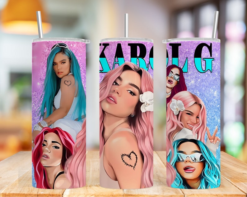K&ouml;nnte beinhalten: Ein rosa-blauer Glitzerbecher mit einem Portr&auml;t einer Frau mit rosa Haaren und einem wei&szlig;en Shirt. Auf dem Becher steht der Name "KAROL G" in blauen Buchstaben.