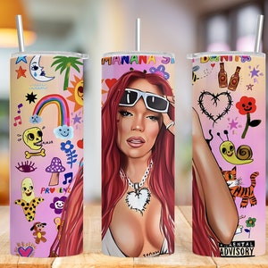 K&ouml;nnte beinhalten: Ein rosafarbener und wei&szlig;er Edelstahlbecher mit einem bunten Grafikdesign, das eine Frau mit roten Haaren, einen Regenbogen, einen Sch&auml;del, einen Pilz, eine Banane, eine Blume, ein Herz, eine Biene, eine Schnecke, eine Katze und den Text "MANANA SL" und "PARENTAL ADVISORY" zeigt.