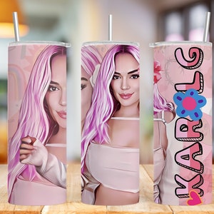 K&ouml;nnte beinhalten: Ein rosa-wei&szlig;er Becher mit einem Cartoon-Bild einer Frau mit rosa Haaren. Der Becher tr&auml;gt den Namen "KAROL" in rosa und wei&szlig;en Buchstaben mit einem rosa Herzen und einer blauen Blume.