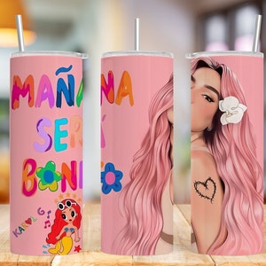 K&ouml;nnte beinhalten: Ein rosa Edelstahlbecher mit einem bunten Design mit dem Text "MA&Ntilde;ANA SER&Aacute; BONITO" und einer Comic-Meerjungfrau. Der Becher hat einen wei&szlig;en Strohhalm.
