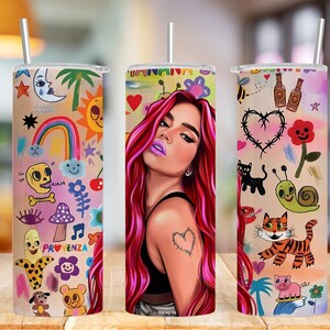 K&ouml;nnte beinhalten: Drei Edelstahlbecher mit unterschiedlichen Designs. Der erste Becher hat ein farbenfrohes Design mit einem Regenbogen, einem Sch&auml;del, einem Pilz und dem Wort "Provenza". Der zweite Becher hat ein Portr&auml;t einer Frau mit pinkem Haar. Der dritte Becher hat ein farbenfrohes Design mit einem Herzen, einer Katze, einer Schnecke, einem Tiger und einem Schwein.