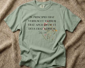 Na escritura Latin de Principio Erat Verbum Camisetas de <br> Entrega Rápida? Design de Escritura Floral