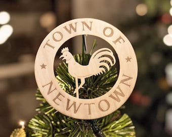 Adorno para árbol de Navidad con gallo en Newtown, CT, adorno de madera estilo granja para árbol de Navidad, regalo de Connecticut, decoración rústica de gallo, adorno para árbol de Navidad. Letrero