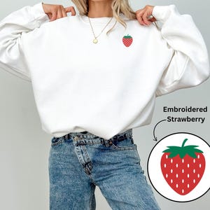 Bluza z haftem truskawkowym, koszula z haftem truskawkowym, letnia koszulka z truskawkami, haftowana koszulka, haftowana słodka truskawka