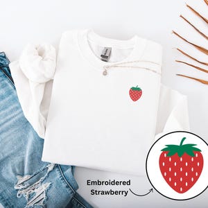 Bluza z haftem truskawkowym, koszula z haftem truskawkowym, letnia koszulka z truskawkami, haftowana koszulka, haftowana słodka truskawka