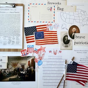 Può includere: Una collezione di decorazioni per la classe a tema patriottico, tra cui una copia stampata della Dichiarazione di Indipendenza, un dipinto ad acquerello di fuochi d'artificio, una piccola bandiera americana e un'immagine di George Washington. Il testo "America" e "Freedom" è stampato su un cartello di legno.