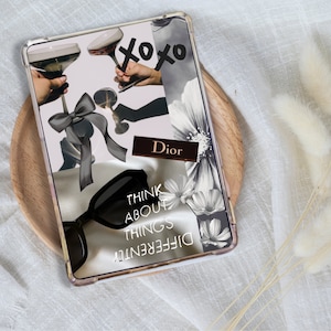 Peut inclure: Une coque de téléphone noir et blanc avec un collage d'images, dont un verre de vin, des fleurs et les mots "XOXO", "Dior" et "Think About Things Differently".