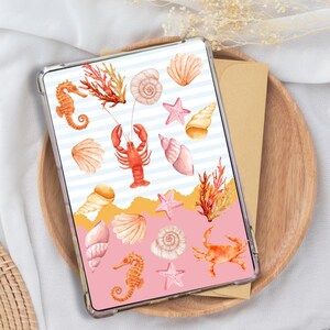 Puede incluir: Una funda transparente para teléfono con un fondo a rayas rosa y azul. La funda está decorada con ilustraciones de acuarela de caballitos de mar, langostas, estrellas de mar, conchas marinas y corales.