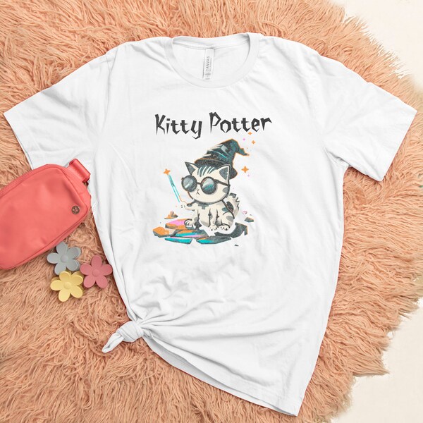 T-shirt Kitty Potter Cat Wizard, gatto magico con bacchetta e cappello, simpatico abbigliamento fantasy felino, maglietta con personaggio del libro per bambini