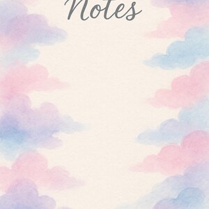 Puede incluir: Un cuaderno con un diseño de acuarela con nubes en tonos pastel rosa, azul y morado. La palabra "Notes" está escrita en cursiva en la parte superior. El fondo es de color crema.