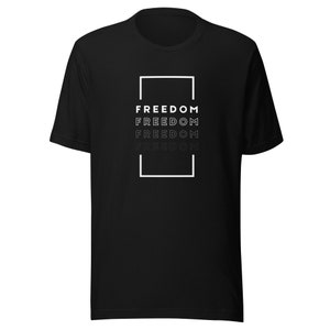 K&ouml;nnte beinhalten: Schwarzes T-Shirt mit einem wei&szlig;en Kasten und dem Wort "FREEDOM", das viermal im Kasten wiederholt wird.