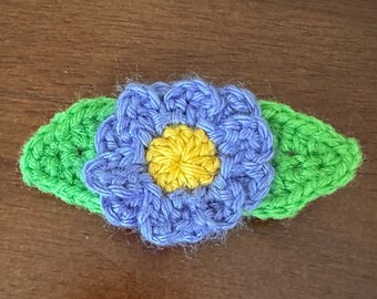 Broche florale au crochet avec épingles marguerite