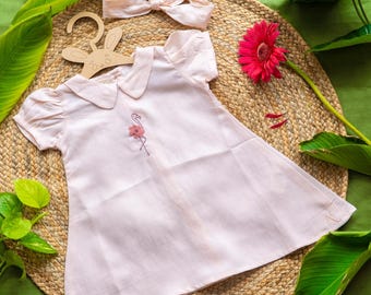 Pastel Peach Flamingo Hand Stickerei Babykleid | Gehrock aus Hanf-Tencel Mix