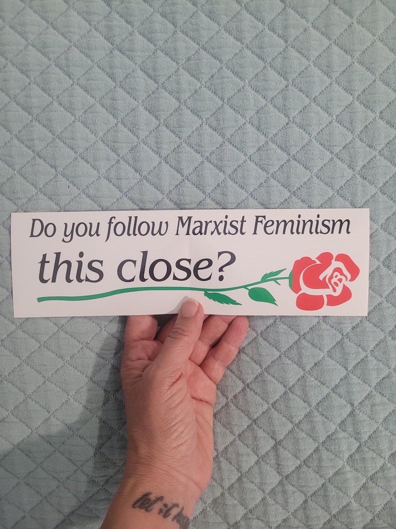 Puede incluir: Pegatina blanca con el texto "Do you follow Marxist Feminism this close?" con un gr&aacute;fico de rosa roja.