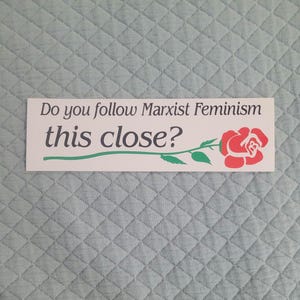 Pegatina para el coche "¿Sigues el feminismo marxista de cerca?"