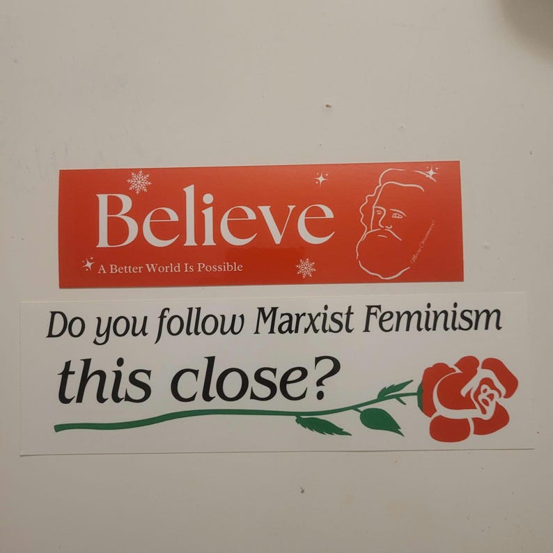 Puede incluir: Dos pegatinas rojas y blancas con un mensaje pol&iacute;tico. La pegatina superior dice "Cree" con una caricatura de un hombre con barba. La pegatina inferior dice "&iquest;Sigues el feminismo marxista tan de cerca?" con una rosa roja.