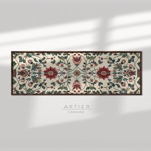 Puede incluir: Una impresi&oacute;n en lienzo rectangular con un dise&ntilde;o floral. La obra de arte presenta un fondo color crema con un patr&oacute;n sim&eacute;trico de flores y hojas rojas, rosas y verdes. La impresi&oacute;n est&aacute; enmarcada en un marco de madera marr&oacute;n oscuro. El texto "ARTIER CANVAS" est&aacute; en la parte inferior.
