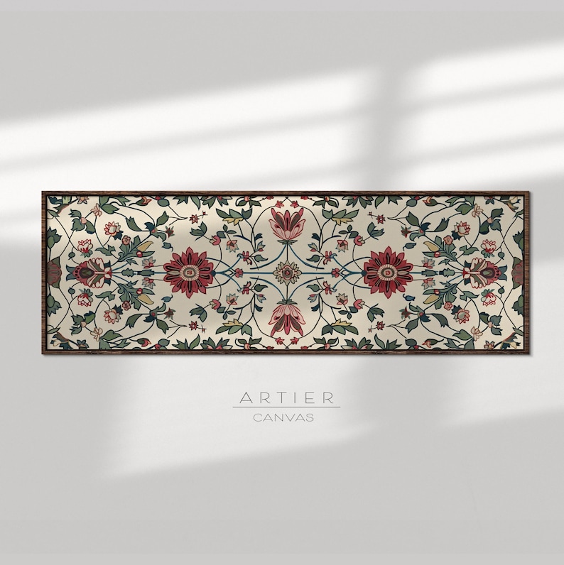 Puede incluir: Una impresi&oacute;n en lienzo rectangular con un dise&ntilde;o floral. La obra de arte presenta un fondo color crema con un patr&oacute;n sim&eacute;trico de flores y hojas rojas, rosas y verdes. La impresi&oacute;n est&aacute; enmarcada en un marco de madera marr&oacute;n oscuro. El texto "ARTIER CANVAS" est&aacute; en la parte inferior.