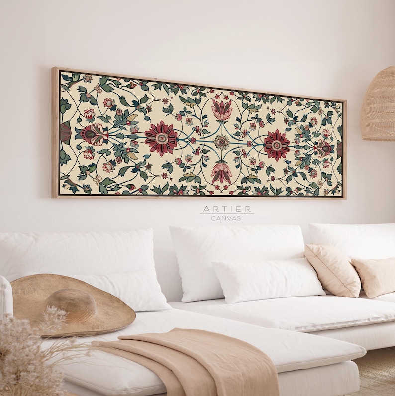 Puede incluir: Impresi&oacute;n en lienzo rectangular con un dise&ntilde;o floral en burdeos, rosa y verde sobre un fondo crema. La obra de arte est&aacute; enmarcada en madera clara. El texto "ARTIER CANVAS" est&aacute; impreso en la parte inferior del lienzo.