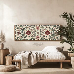 Puede incluir: Una impresi&oacute;n en lienzo rectangular con un dise&ntilde;o floral en burdeos, verde azulado y crema. La obra de arte tiene un marco dorado y se muestra sobre una cama de madera. El texto "ARTIER CANVAS" est&aacute; impreso en el lienzo.