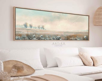 Puede incluir: Una pintura sobre lienzo larga y horizontal que representa un campo de flores silvestres en una paleta de colores pastel suave. El cielo es azul claro con nubes tenues, y el campo es una mezcla de verdes, marrones y blancos. Hay algunos árboles en la distancia, y el efecto general es de paz y tranquilidad.