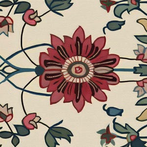 Puede incluir: Patr&oacute;n floral detallado con una gran flor burdeos en el centro, rodeada de flores rosas y burdeos m&aacute;s peque&ntilde;as y hojas verdes. El dise&ntilde;o se establece sobre un fondo crema, con tallos azul oscuro.