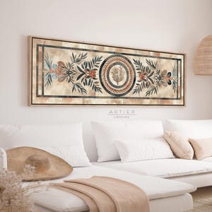 Puede incluir: Una obra de arte rectangular en lienzo con un diseño floral en un marco de madera. La obra presenta un motivo circular central con un diseño de planta, rodeado de patrones florales y de hojas en tonos apagados de beige, marrón y azul. El texto "ARTIER CANVAS" es visible.