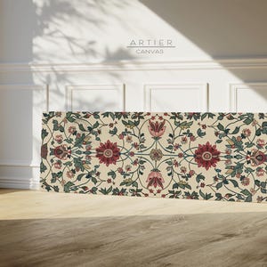 Puede incluir: Lienzo rectangular con un dise&ntilde;o floral en burdeos, rosa y verde sobre un fondo crema. El lienzo se muestra contra una pared blanca y un suelo de madera. El texto "ARTIER CANVAS" es visible.