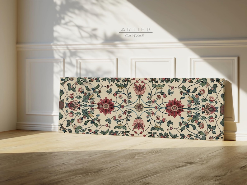 Puede incluir: Lienzo rectangular con un dise&ntilde;o floral en burdeos, rosa y verde sobre un fondo crema. El lienzo se muestra contra una pared blanca y un suelo de madera. El texto "ARTIER CANVAS" es visible.