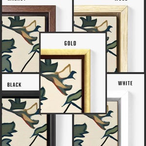Puede incluir: Una colecci&oacute;n de impresiones art&iacute;sticas enmarcadas que muestran varios estilos de marcos. Los marcos incluyen nogal, madera, dorado, negro y blanco. Cada impresi&oacute;n presenta un dise&ntilde;o bot&aacute;nico con elementos verdes, azules y beige sobre un fondo crema. El texto etiqueta cada estilo de marco.