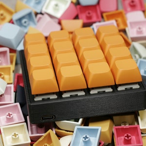 The Grid 16 Key Mechanical Macropad (Via, Hotswappable)