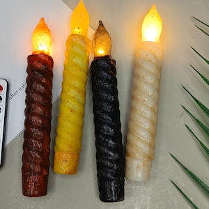 以下が含まれることがあります： ねじれたデザインのLEDキャンドル4本。キャンドルは茶色、黄色、黒、白です。