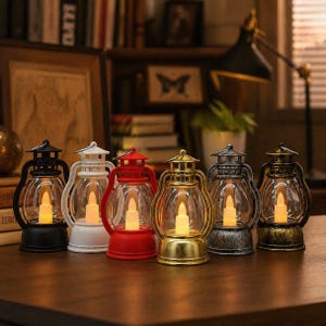 Può includere: Una collezione di sei lanterne decorative in vari colori, tra cui nero, bianco, rosso, oro e bronzo. Ogni lanterna ha un involucro di vetro trasparente e una calda candela LED tremolante all'interno. Le lanterne sono disposte su una superficie di legno scuro.
