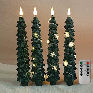 Puede incluir: Cuatro velas LED verdes oscuras con forma de árbol de Navidad con efecto de llama parpadeante. Cada árbol está envuelto con una cadena de luces blancas cálidas. Se incluye un mando a distancia para la configuración del temporizador y del modo de luz.