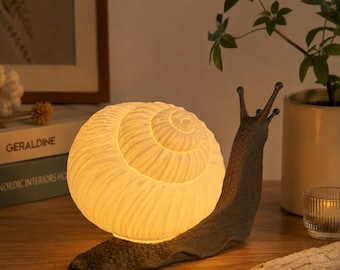 Sculpture en escargot lumineux, décoration escargot en couleur personnalisée, figurine des bois cottagecore, support pour bougie chauffe-plat LED, cadeau unique inspiré de la nature