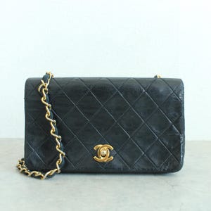 Authentic Vintage Chanel Lambskin 1989-1991 full flap twist lock 19cm (Entrupy Certified)