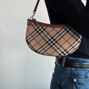 Authentische Vintage Burberry Nova Check Halbmondförmige Zubehör Tasche in Burgund