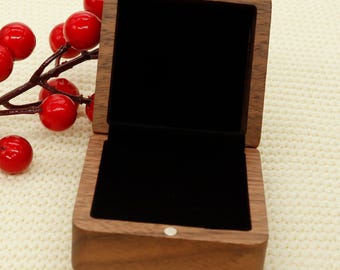 Caja de madera para anillos estilo vintage que combina almacenamiento y estética.