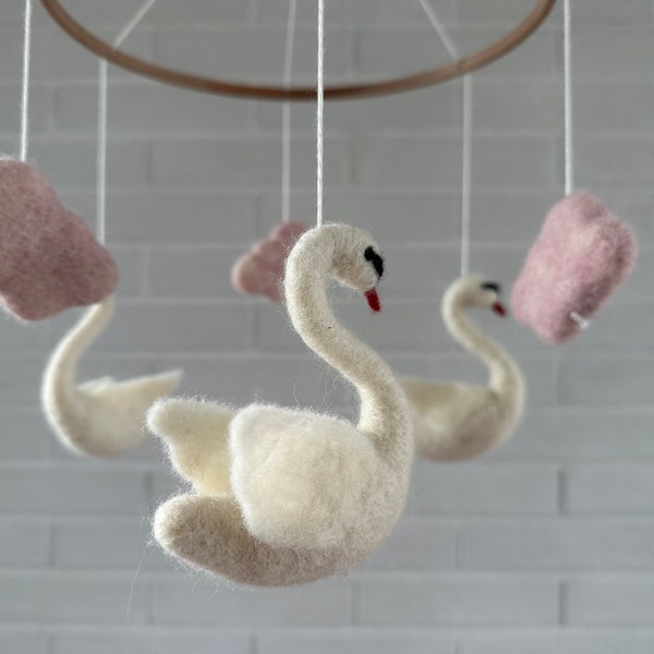 Aguja fieltro cisne y nubes bebé móvil / guardería móvil / decoración de la habitación del bebé / regalo de baby shower / bebé niña móvil