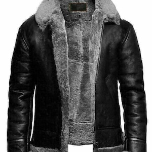 Puede incluir: Una chaqueta de cuero negra con cuello y forro de piel de oveja. La chaqueta tiene cierre de cremallera y dos bolsillos en la parte delantera.