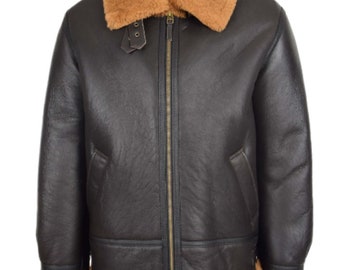 Può includere: Una giacca bomber in pelle marrone con collo e fodera in montone. La giacca ha una chiusura a zip e due tasche.