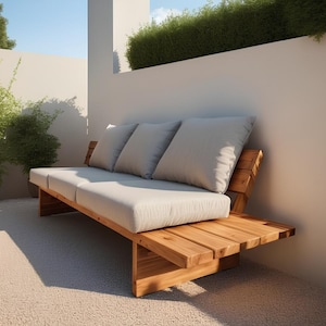 Könnte beinhalten: Ein hölzernes Outdoor-Sofa mit hellgrauen Kissen und Polstern. Das Sofa hat eine natürliche Holzoberfläche und ein modernes Design. Der Hintergrund ist eine Außenterrasse mit Pflanzen und einer weißen Wand.