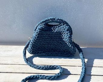 Crochet bag in jeans-colored velvet rope with click-clack closure and shoulder strap