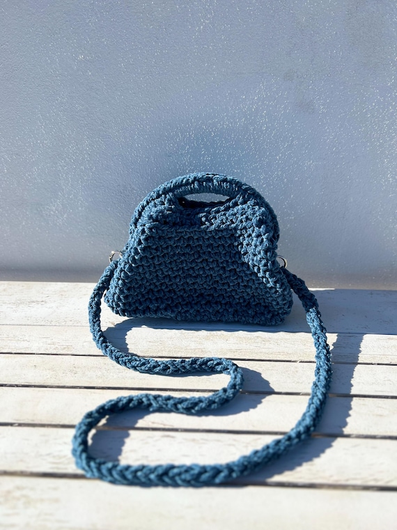 Crochet bag in jeans-colored velvet rope with click-clack closure and shoulder strap