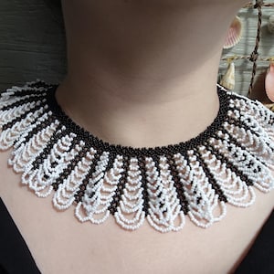 Czarno-biały ukraiński naszyjnik z koralikami Sylyanka: obroża z motywem pajęczej sieci.