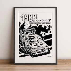 Peut inclure: Une illustration en noir et blanc d'une voiture de course montant une route de montagne. La voiture est une Peugeot 205 T16, une voiture de rallye qui a participé à la course de côte internationale de Pikes Peak en 1988. La voiture est marquée des sponsors "Pioneer", "Shell" et "Michelin". Le texte "1988 Pikes Peak International Hill Climb" est en haut de l'image.
