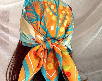 Foulard en soie naturelle orange et bleu avec ourlet main, créé en France et façonné en Italie, carré de soie pour cadeau fête des mères