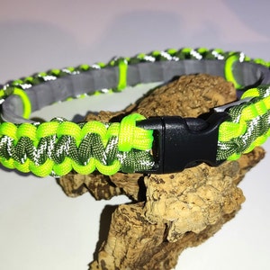 Handgefertigtes Zeckenband-Cover für Hunde: Maßgeschneidertes Paracord-Halsband mit individueller Farbauswahl und sicherem Klickverschluss Bild 1